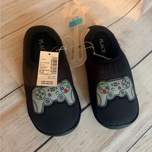 Children’s Place Big Boys Gamer Slippers.💙NEW with tags! Youth: 1-2